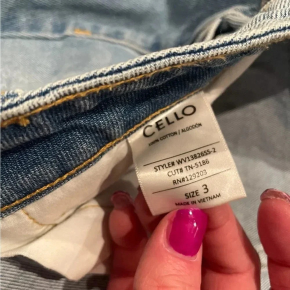 CELLO  MID RISE DISTRESSED LIGHT DENIM BOYFRIEND JEANS SIZE 3/25 - Picture 7 of 11